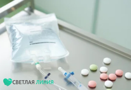 Медицинская капельница и таблетки